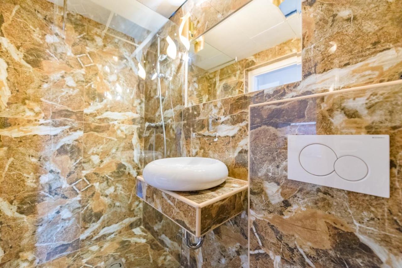 Enzo Capo Jacuzzi Andrassy * Budapest