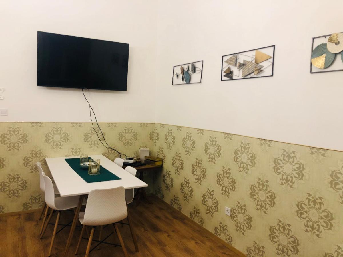 Modern Classic On Kiraly Apartamento