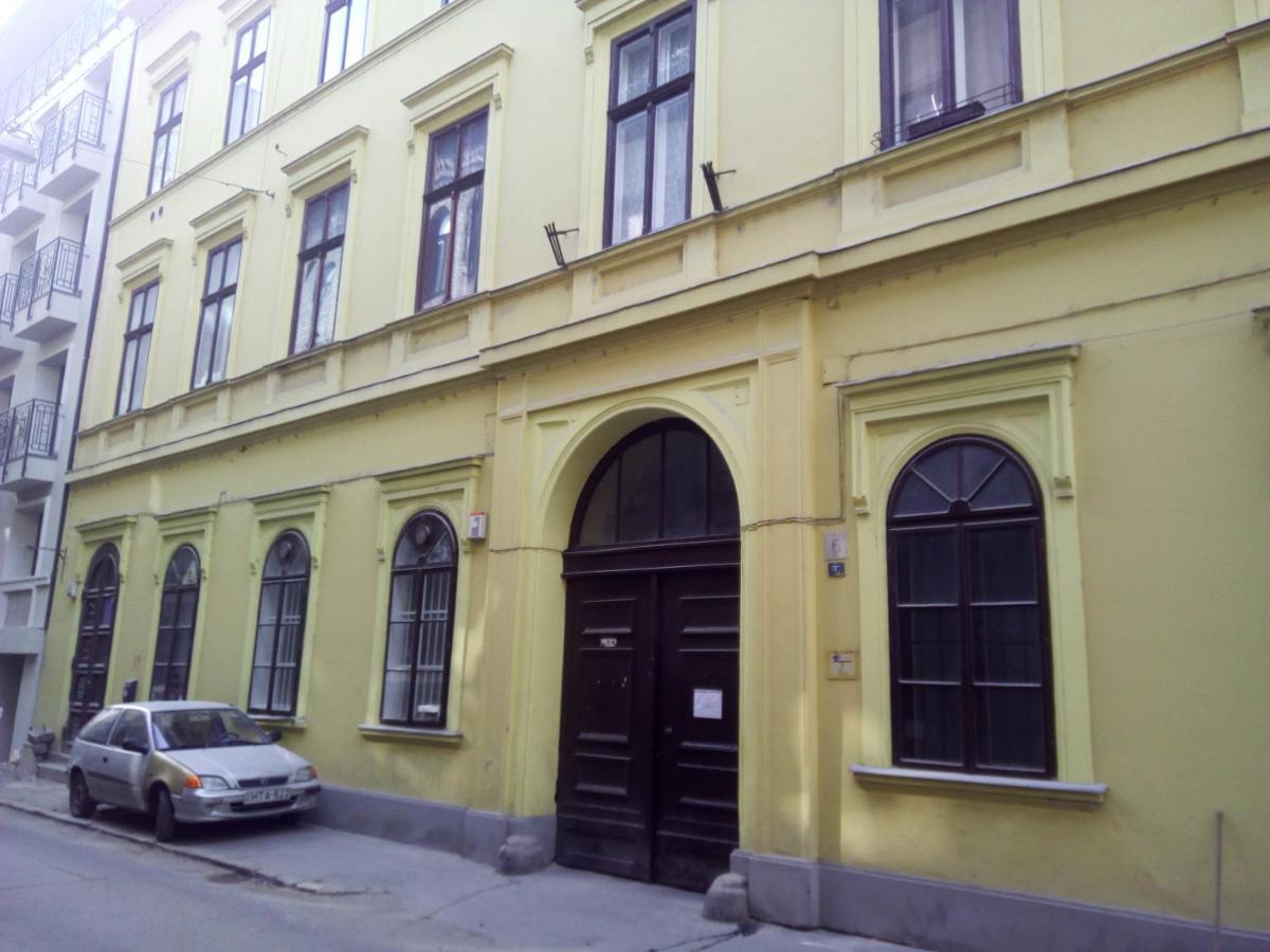 Operahouse Hostel *