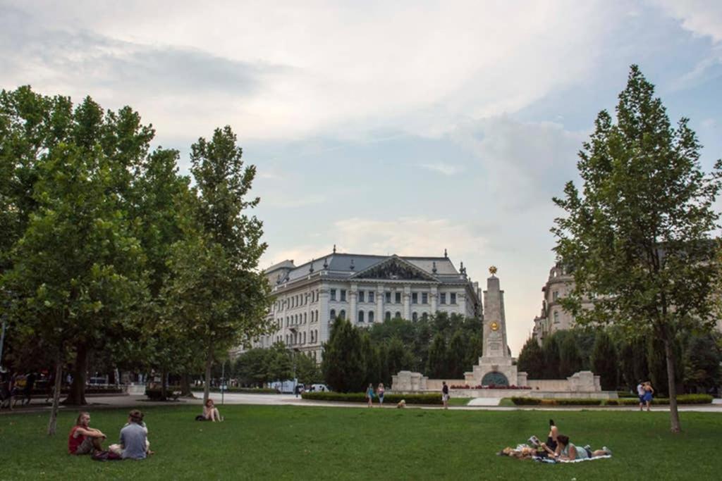 And Cozy Next To The Parliament Apartamento Budapest