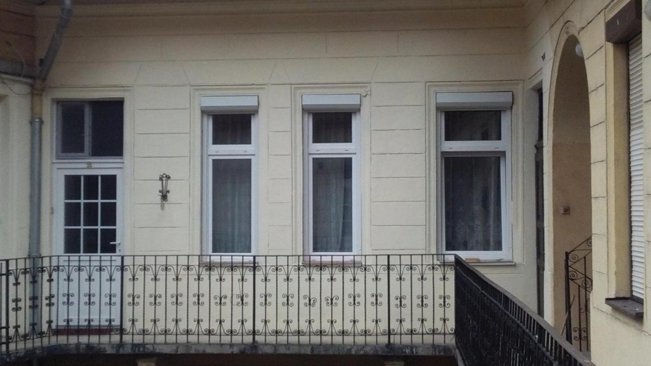 Julia Apartman. *
