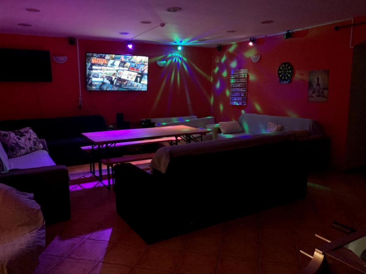 Whole Basement Former Pub3 For Bachelor / Bachelorette Party Appartement