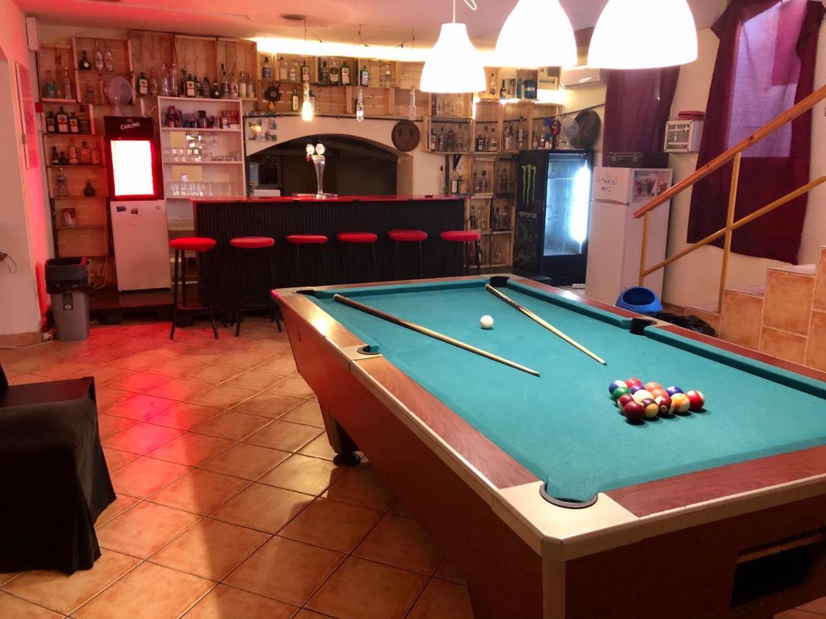 Whole Basement Former Pub3 For Bachelor / Bachelorette Party Appartement