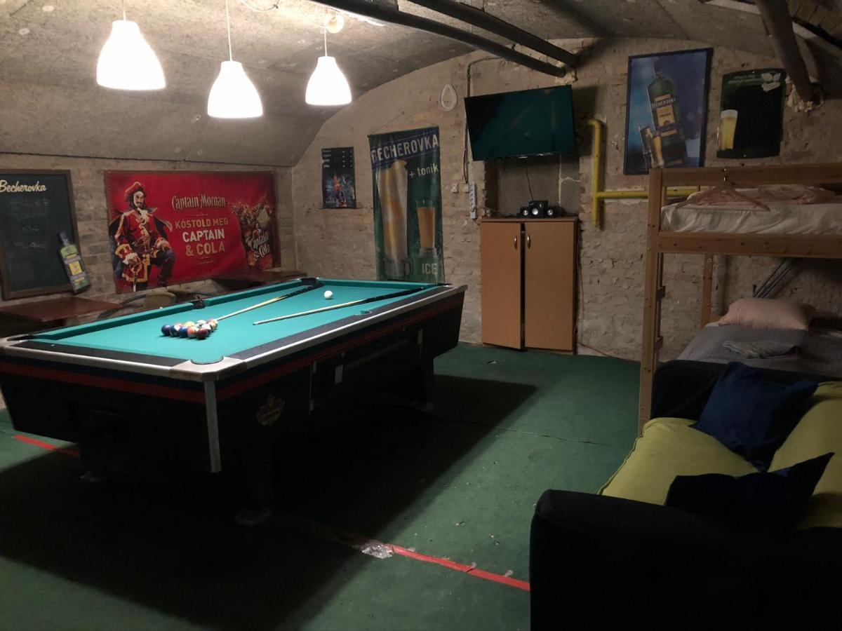 Whole Basement Former Pub2 For Stag Do, Men's Cave Apartament