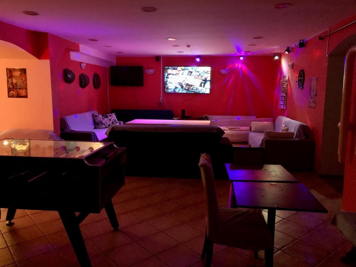 Whole Basement Former Pub3 For Bachelor / Bachelorette Party Appartement *
