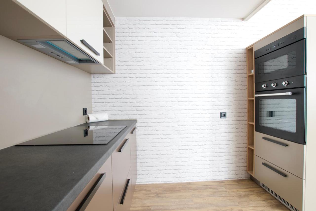 Standard By Hi5 - Gellert Area