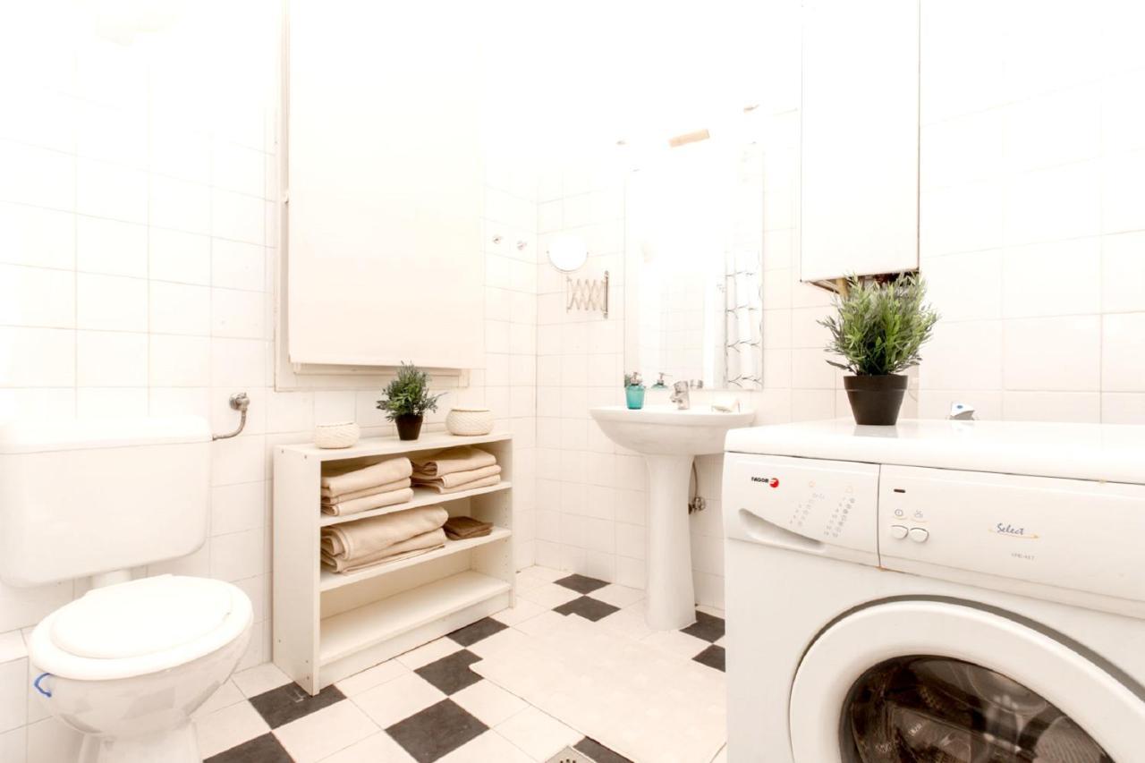 Apartment Spacious In Centre With Fireplace *