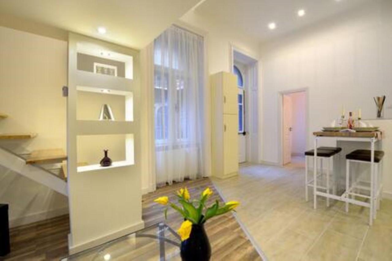 Orangehomes Two Bedroom Raday Str. Apartment