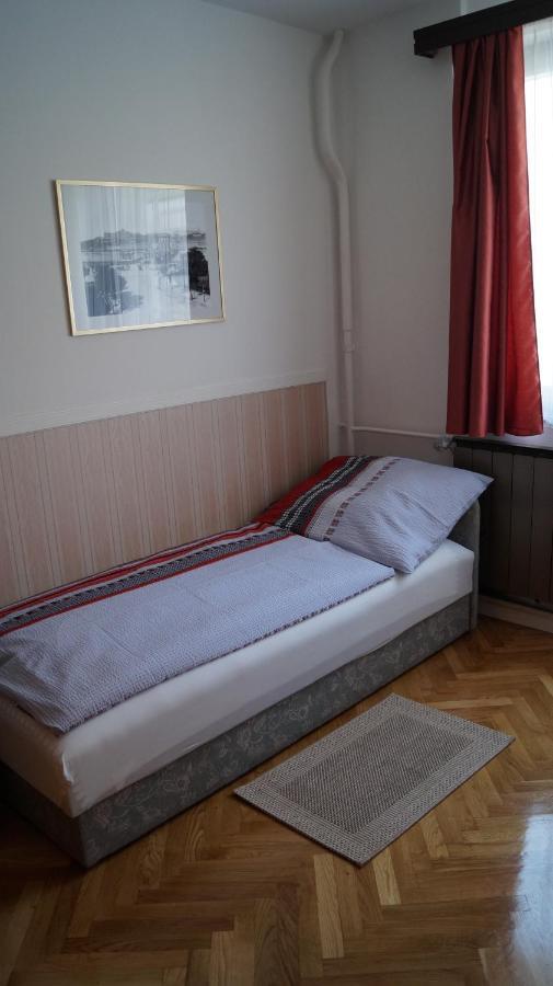 Sinko - Free Garage Parking, Central, 2 Bedrooms 4 Single Beds, Flexi Check-out