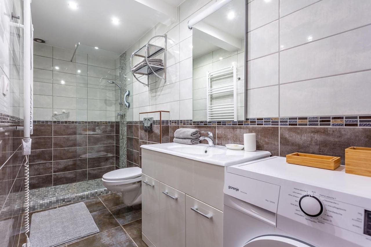 Goldcentral Apartman *