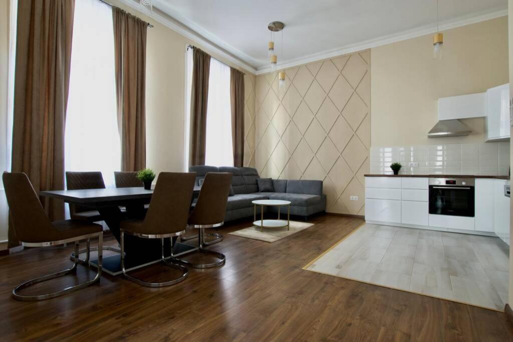 Premium By Hi5-vaci Str. 3 Bedroom * Budapest