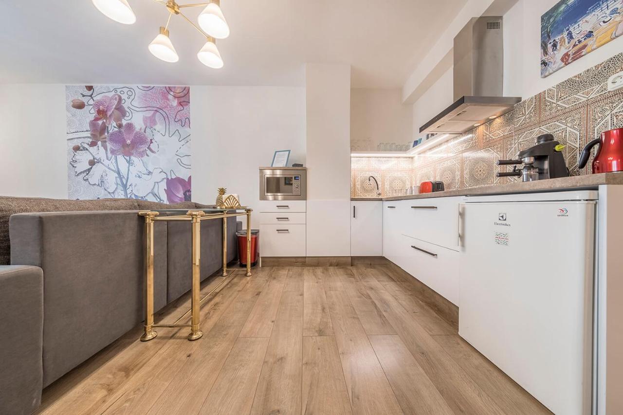 Sandra Close To Chain Bridge Apartment *