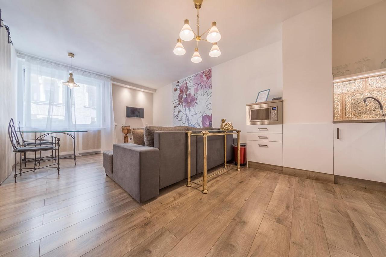 Sandra Close To Chain Bridge Apartment *