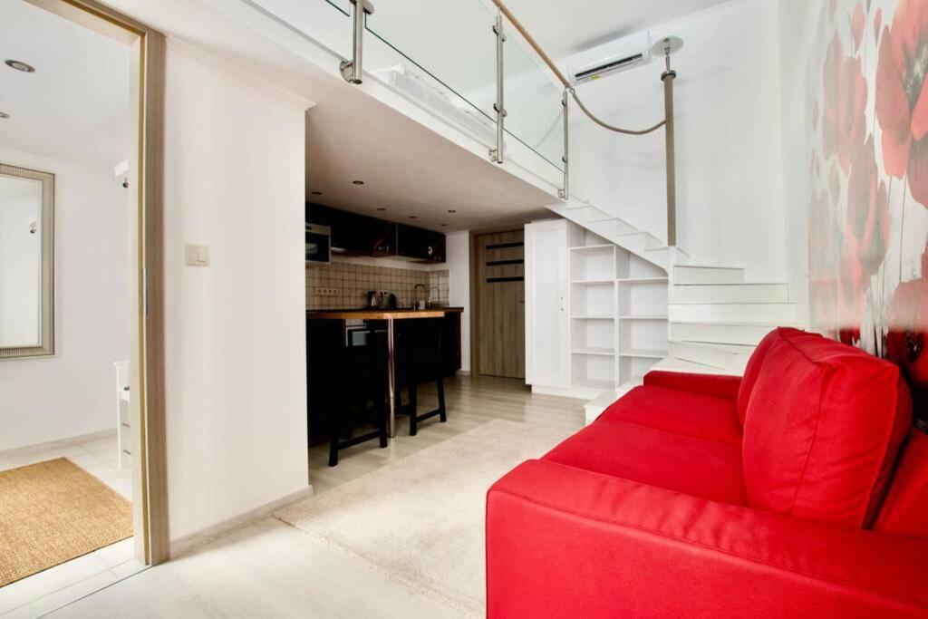 Standard By Hi5- Rose Street's Budapest
