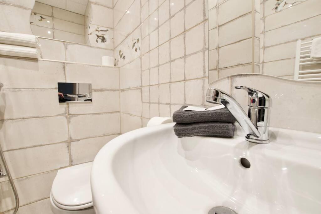 Standard By Hi5- Rose Street's Budapest