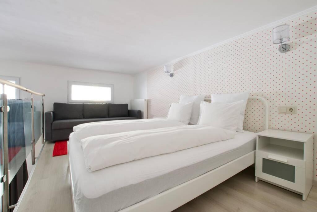 Standard By Hi5- Rose Street's * Budapest