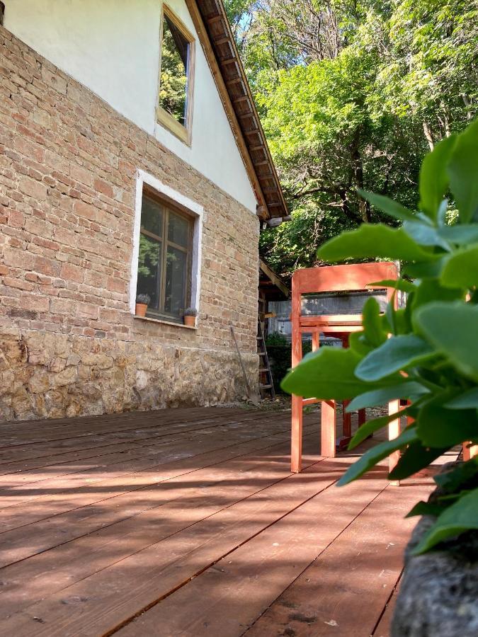 Rustic & Garden Retreat On Buda Hilltop Semesterbostad