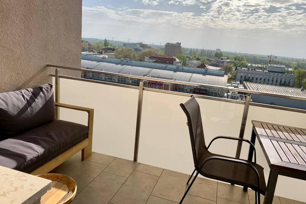 Apartment Modern Studio Apartment With Balcony *