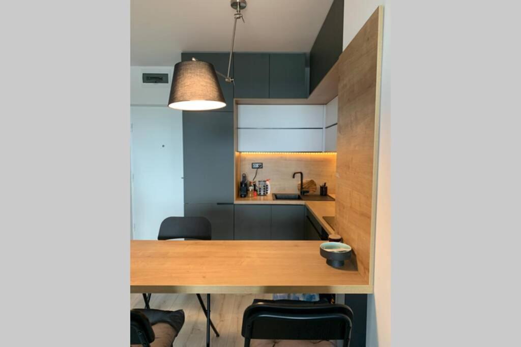 Apartment Modern Studio Apartment With Balcony *