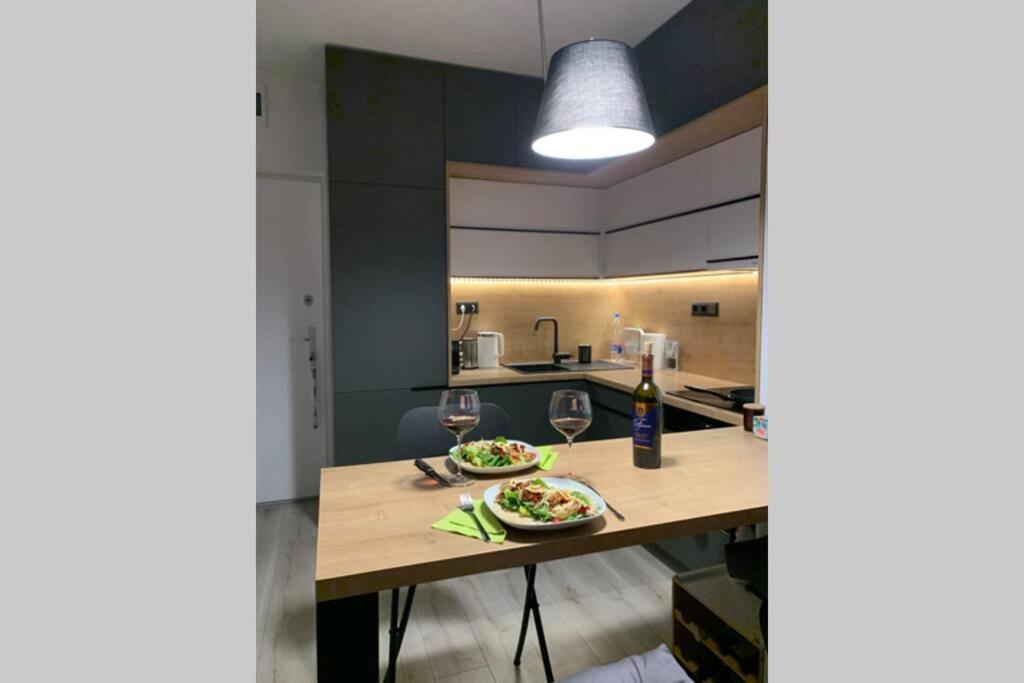 Apartment Modern Studio Apartment With Balcony *