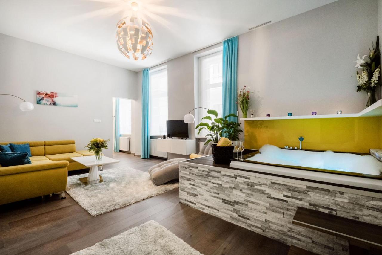 Downtown Luxury Jacuzzi Apartment *