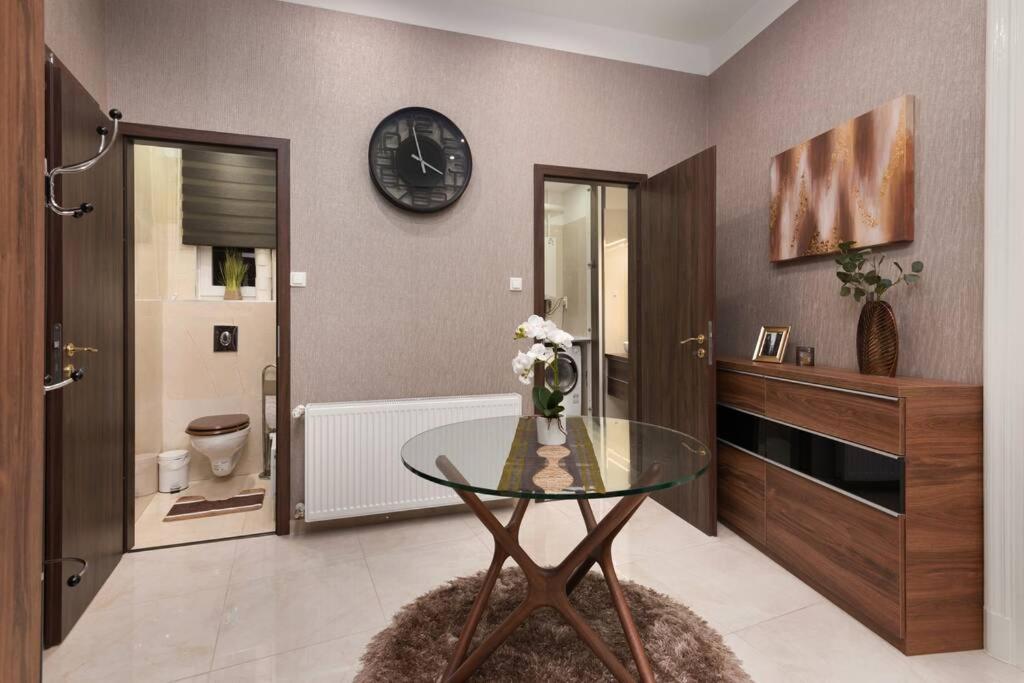 Contemporary Hidden Gem Art-deco Apartman