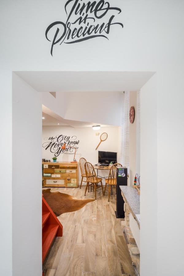 Megszunt-bohemic Style With Jacuzzi & Terrace Appartement Boedapest