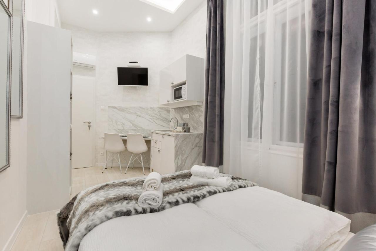 Modern, New Studio With Ac Apartment