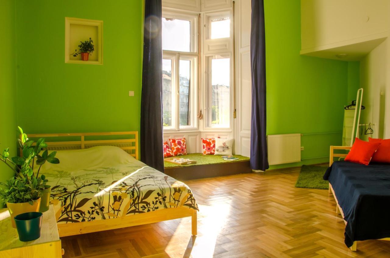 Hostal Vígszínház *