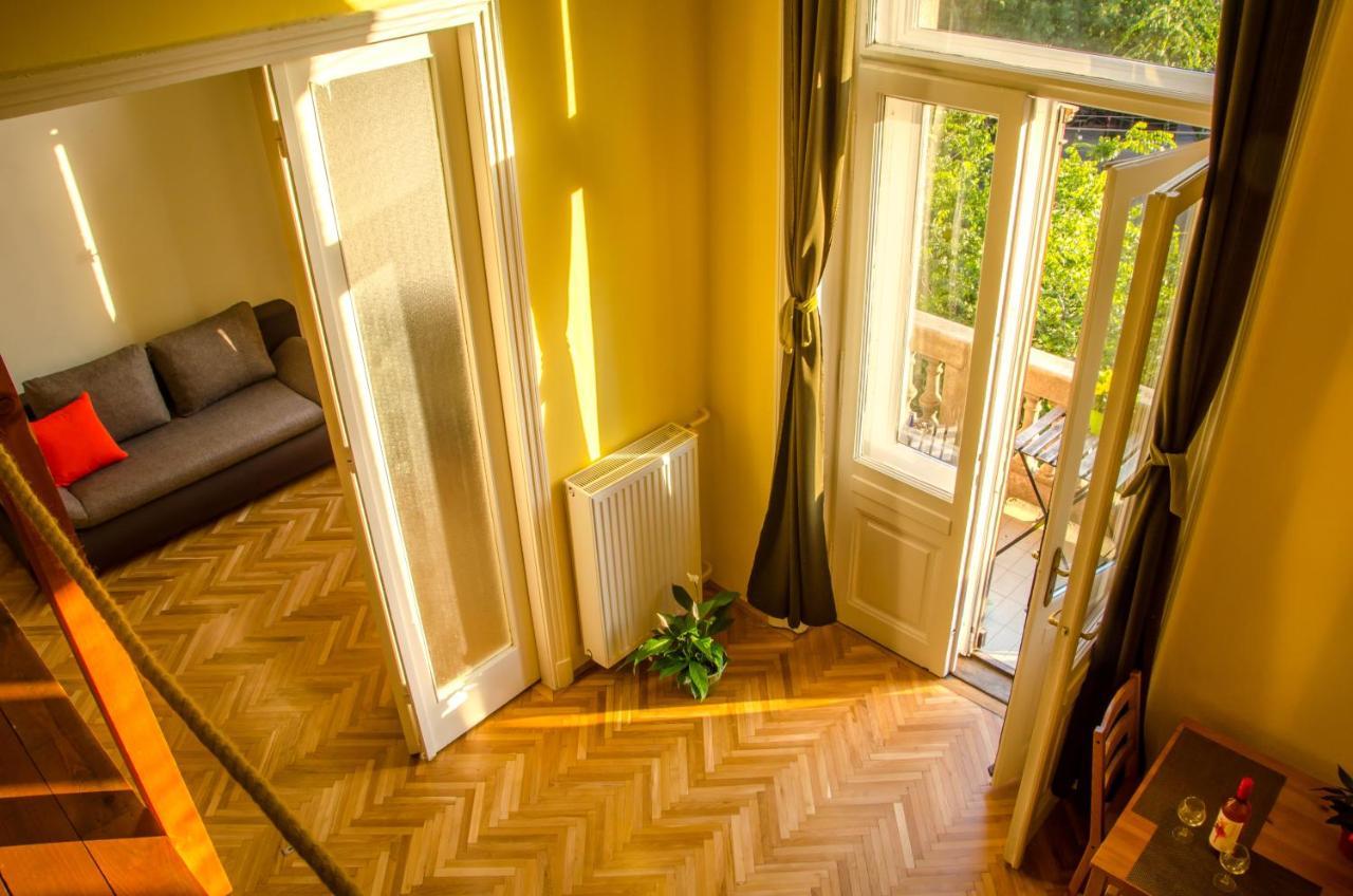 Vígszínház Hostal