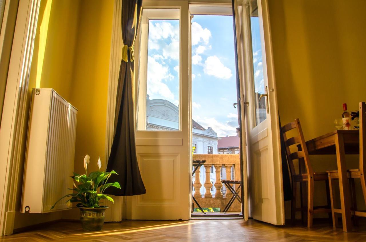 Hostal Vígszínház *