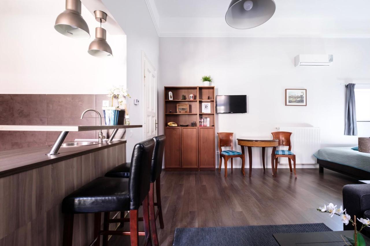 Andrassy Garden In Center Apartment