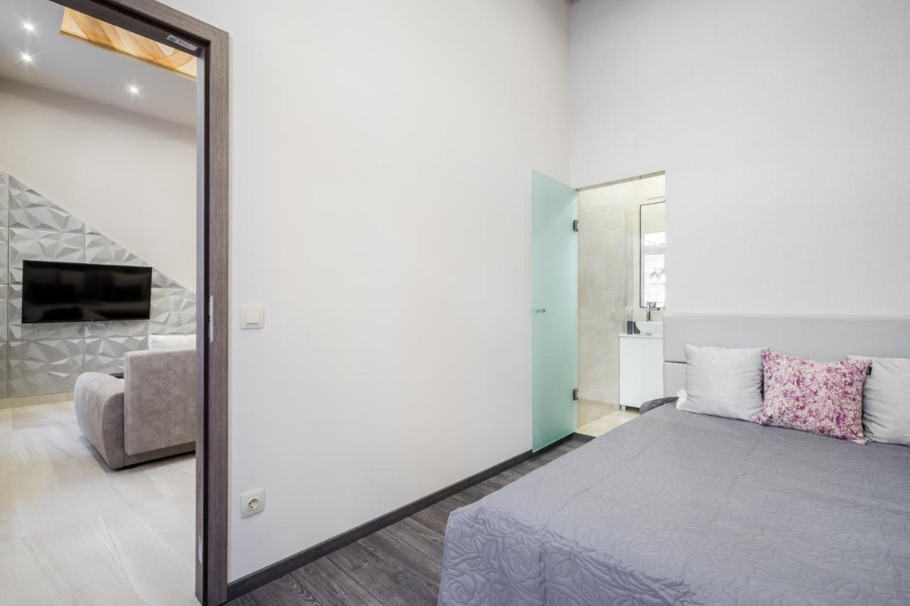 Apartment Nirvana Suite,3 Bedrooms, 2 Bathrooms, Acs *