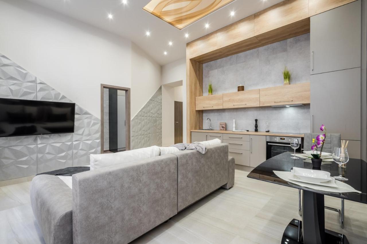 Apartment Nirvana Suite,3 Bedrooms, 2 Bathrooms, Acs *
