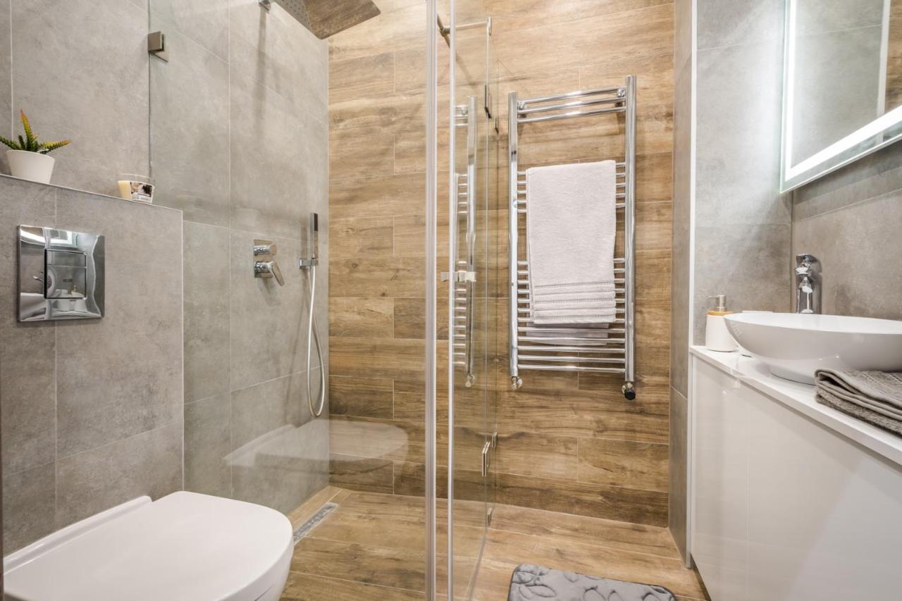 Nirvana Suite,3 Bedrooms, 2 Bathrooms, Acs Apartment