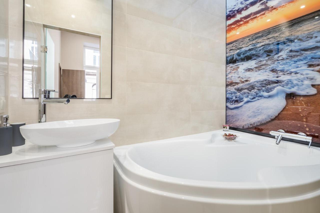 Apartment Nirvana Suite,3 Bedrooms, 2 Bathrooms, Acs *