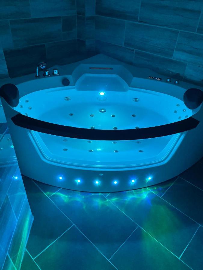 Jacuzzi And Privacy With 2 Balconies And Free Garage