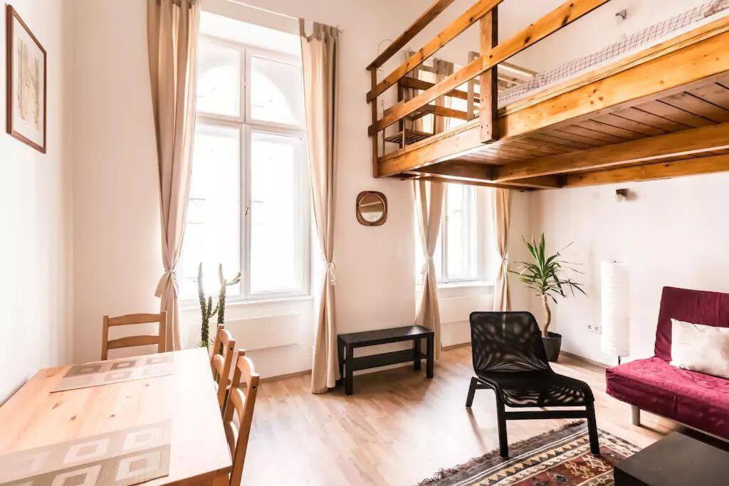 Spacious Lofted Place Next To The Pub District