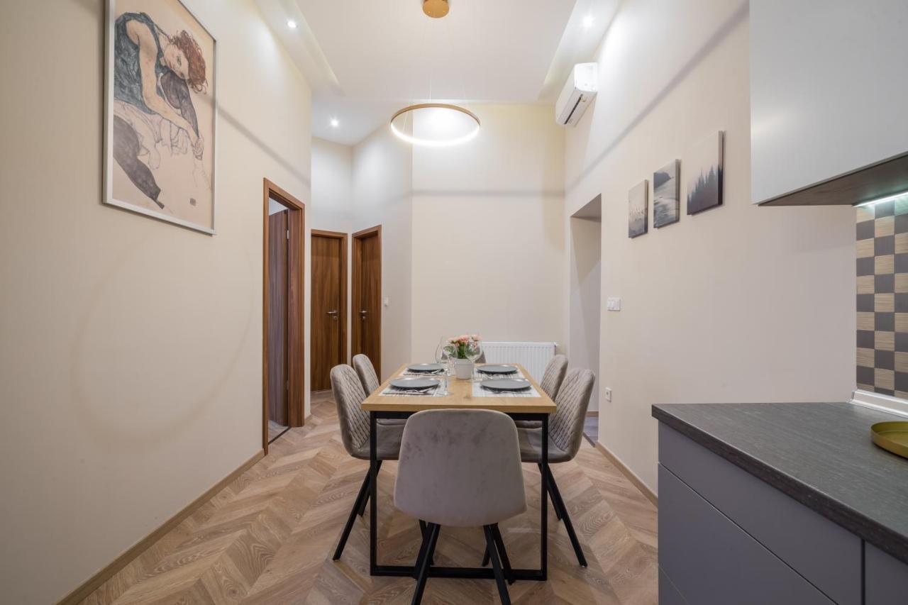 3 Bedrooms Bright Flat In The Heart Of The -free Parking Need Reservation Budapest