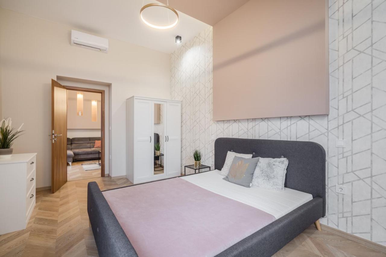 Apartamento 3 Bedrooms Bright Flat In The Heart Of The -free Parking Need Reservation