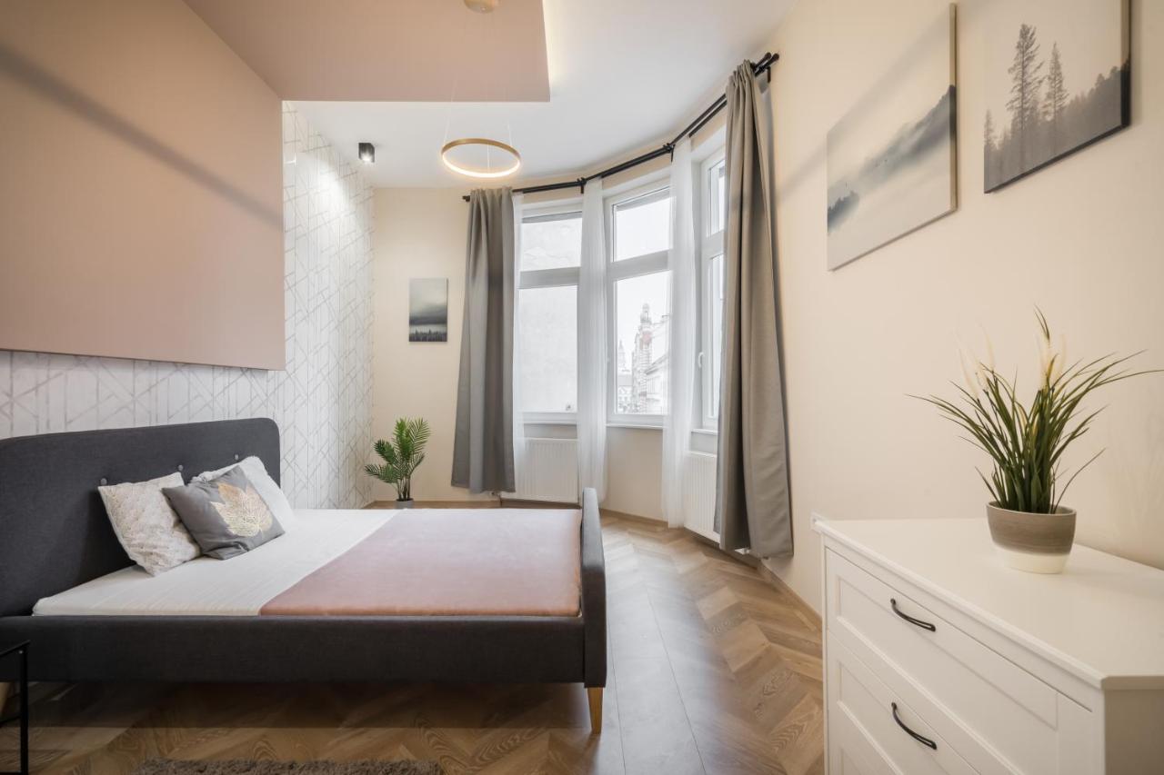 3 Bedrooms Bright Flat In The Heart Of The -free Parking Need Reservation Budapest