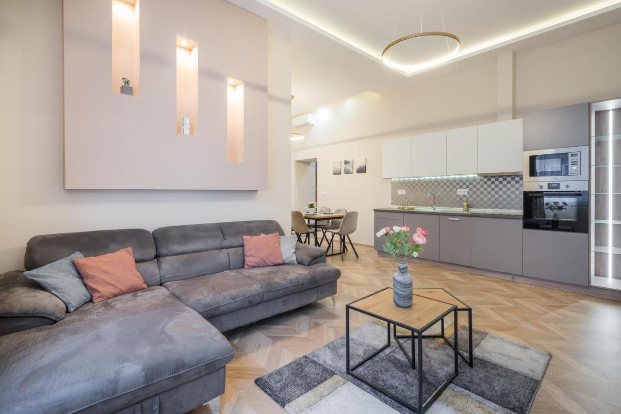 3 Bedrooms Bright Flat In The Heart Of The -free Parking Need Reservation