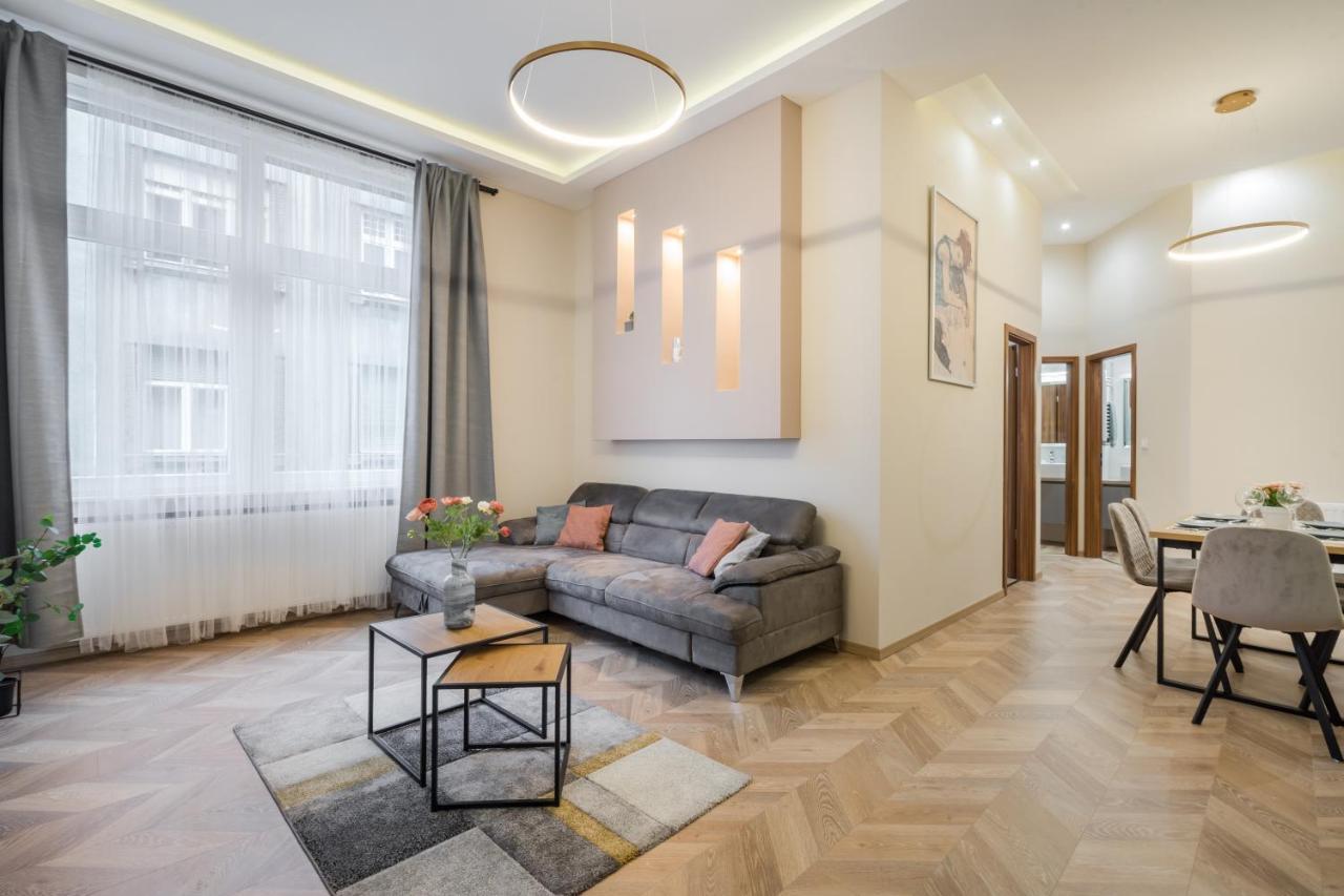 3 Bedrooms Bright Flat In The Heart Of The -free Parking Need Reservation * Budapest