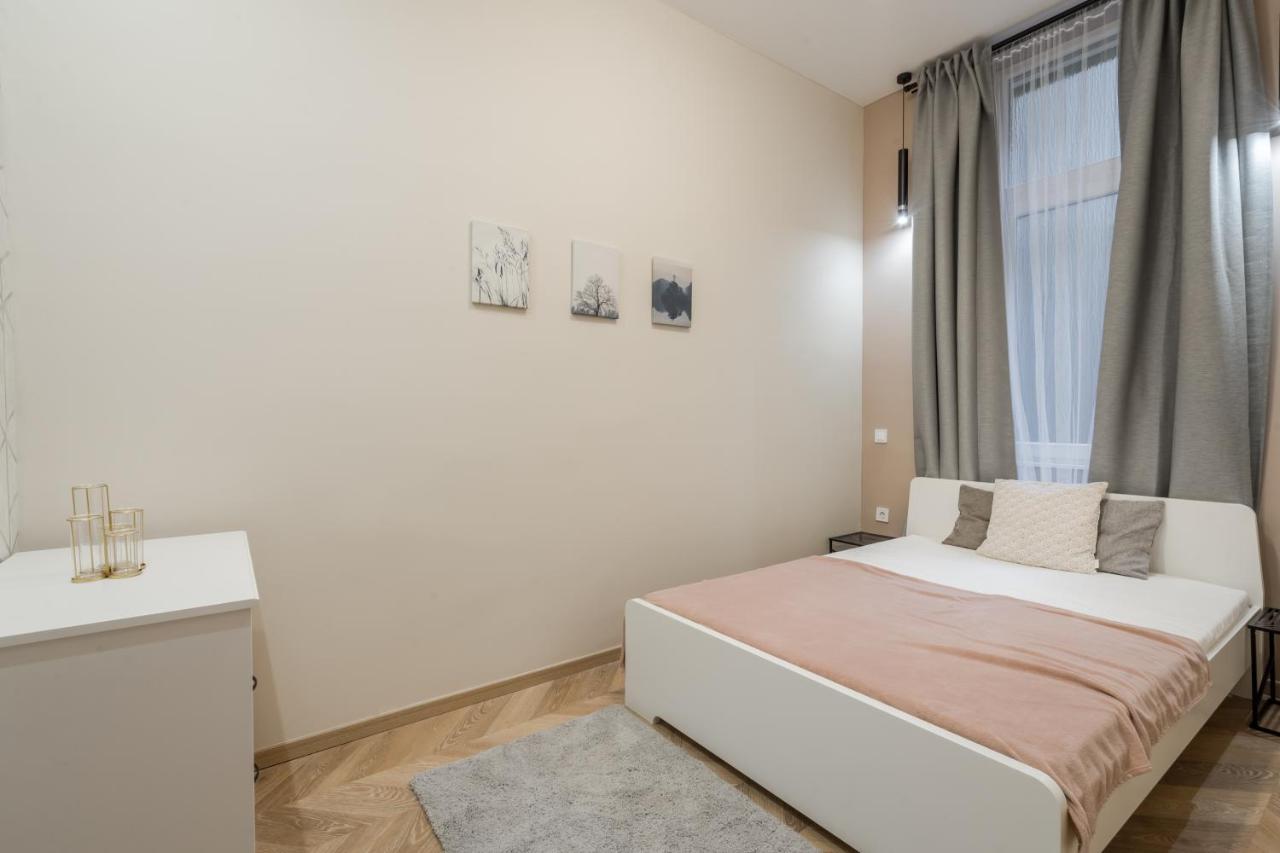 3 Bedrooms Bright Flat In The Heart Of The -free Parking Need Reservation