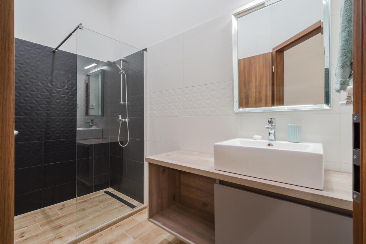 Apartamento 3 Bedrooms Bright Flat In The Heart Of The -free Parking Need Reservation *