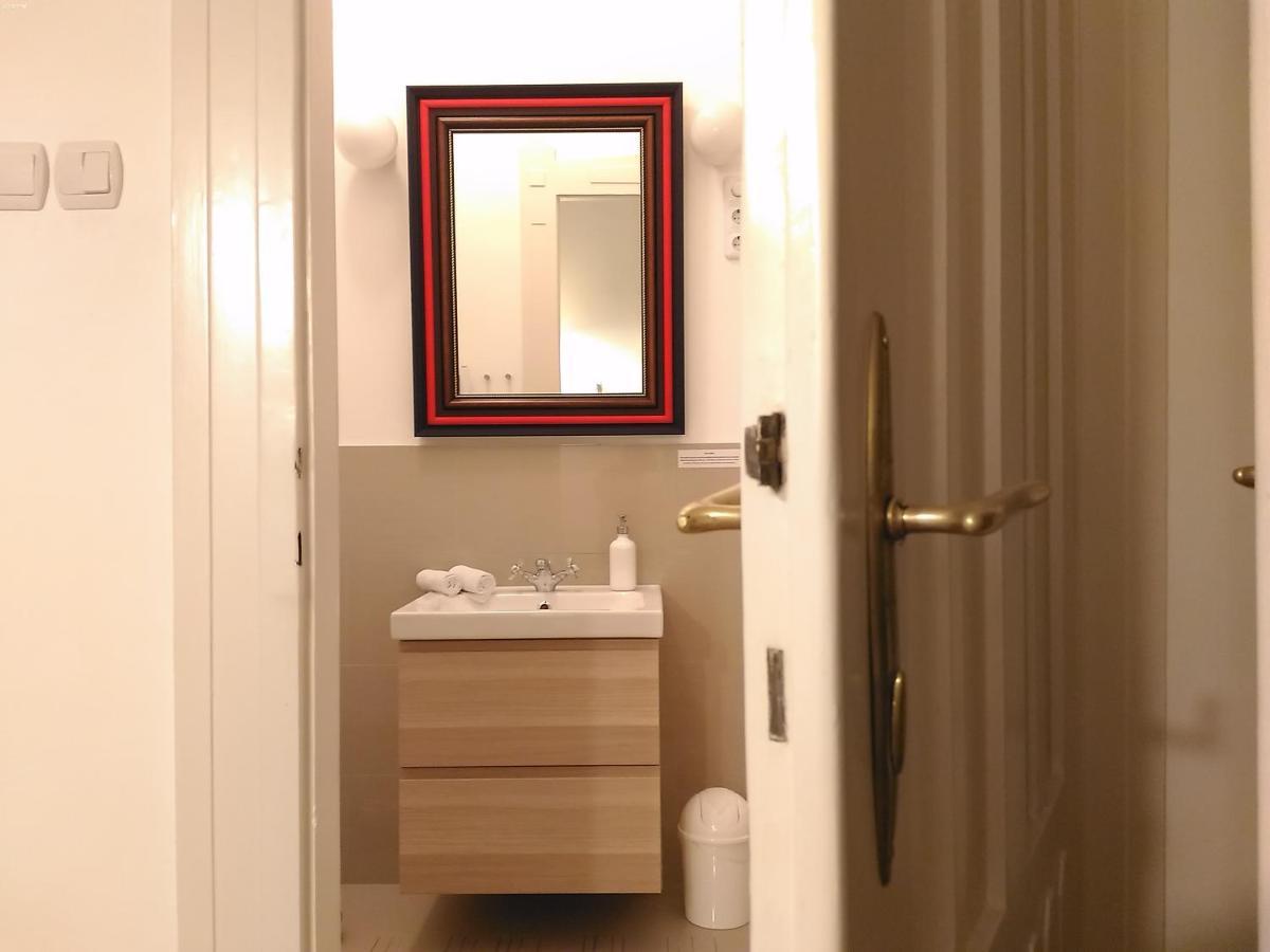 3 Bedrooms Suite, 2 Bathrooms, Balcony At Opera *
