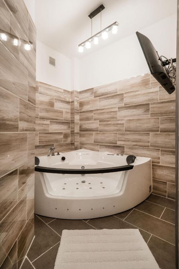 Jacuzzi And Privacy With 2 Balconies And Free Garage Budapest