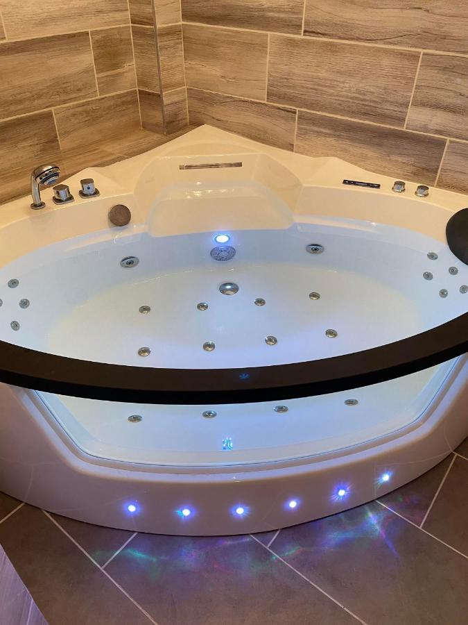 Jacuzzi And Privacy With 2 Balconies And Free Garage *
