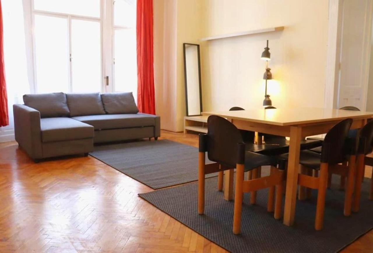 Big Apt In The Center With Balcony & Ac *