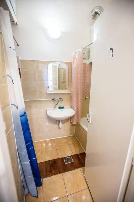 Keleti City Center Big Flat Bedroom Private Use Ubytovanie v rodine *